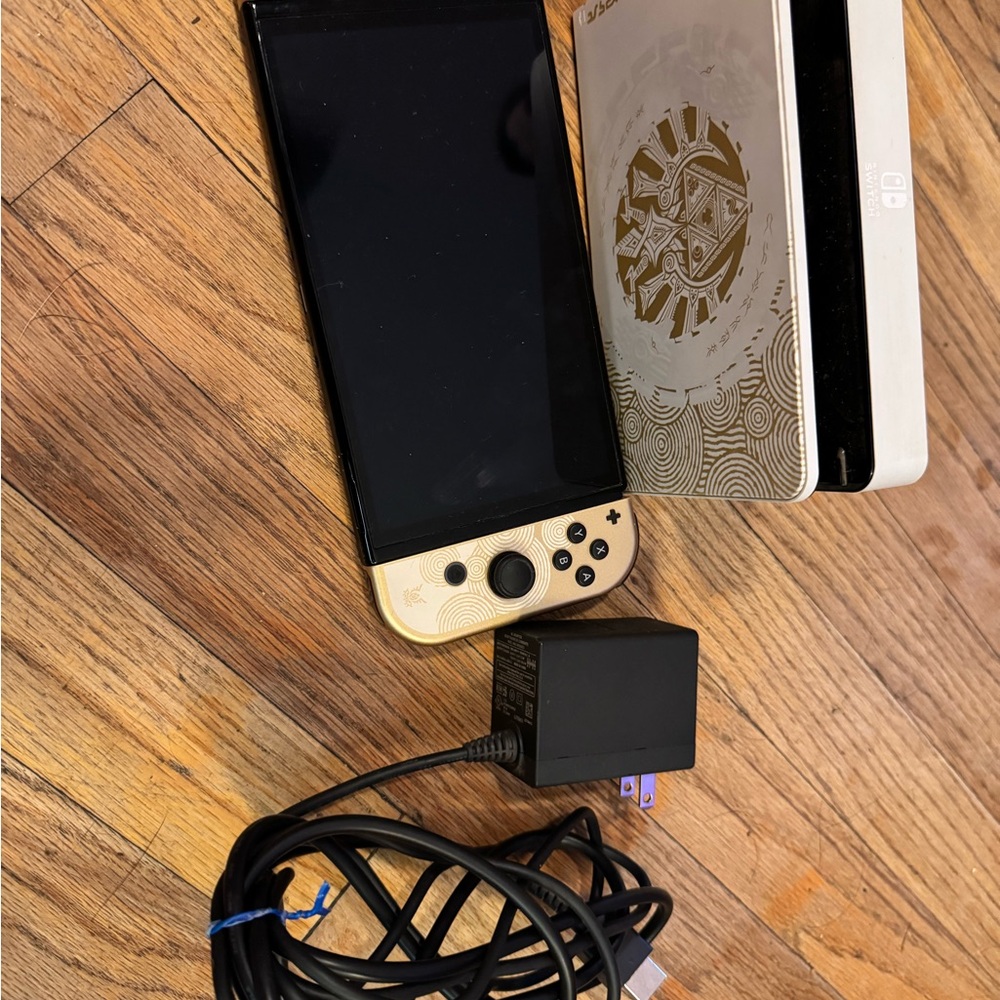 Nintendo Switch *BUNDLE* - OLED Model - The Legend of Zelda Edition